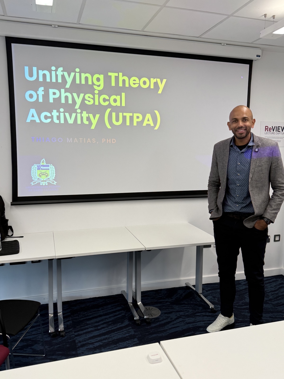 Thiago Matias apresentando a Unifying Theory of Physical Activity no Reino Unido
