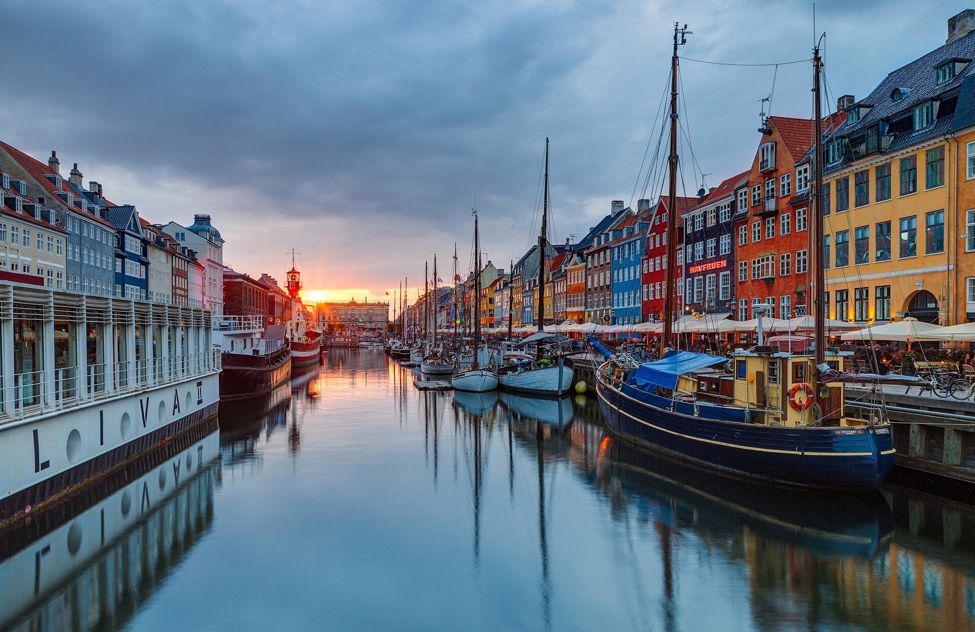 Nyhavn, canal de Copenhague, ao pôr do sol