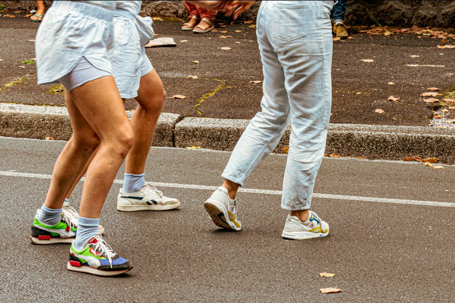 Pessoas caminhando na rua de tênis