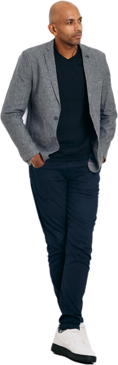 Thiago Matias de corpo inteiro, de blazer cinza e calça azul